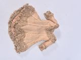 un ours en peluche allongé sur une surface blanche