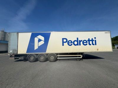 un gros plan d'une semi-remorque garée sur un parking