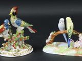 deux figurines représentant des oiseaux perchés sur une branche d'arbre