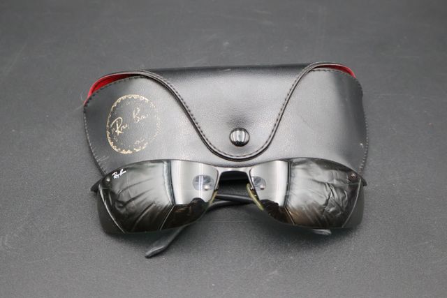 RAYBAN   Paire de lunette de soleil pour Homme avec son étui