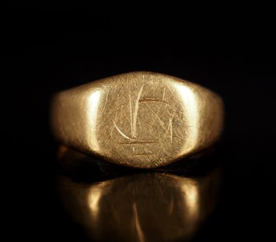 une image représentant une bague-sceau en or sur laquelle figure la lettre « d »