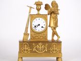 une horloge en or sur laquelle est représentée la statue d'une femme