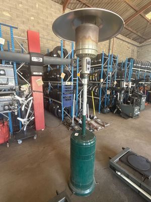 une photo d'un chauffage au gaz dans un entrepôt, à côté d'autres équipements