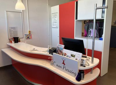 Meuble comptoir de caisse et grand placard à portes stratifi…