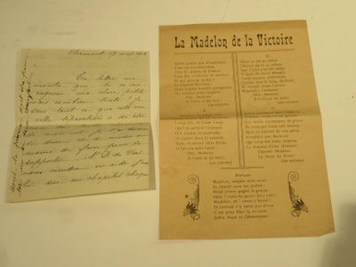 une vieille lettre et un bout de papier posés sur une table