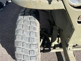 un gros plan sur un pneu à l'avant d'une jeep