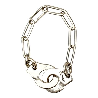 un gros plan d'un bracelet à maillons orné de deux clés