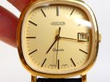 une personne tenant une montre en or à la main