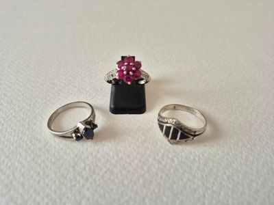 Lot de trois bagues en argent 925°/000. L'une sertie des tro…