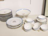 beaucoup d'assiettes et de bols sur la table