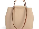 un sac à main beige avec une poignée marron sur fond blanc