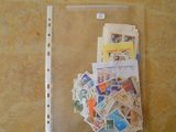 une photo d'une photo montrant un tas de timbres dans un sac