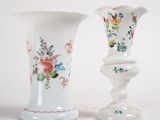 deux vases posés l'un à côté de l'autre sur une table