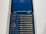 beaucoup d'argenterie dans un coffret sur une table