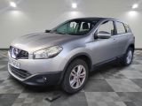 Le SUV Nissan QX argenté est garé dans le garage.
