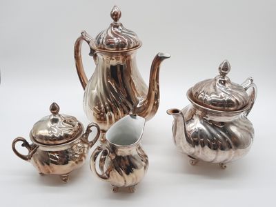 trois pièces de service à thé et à café en argent sur fond blanc
