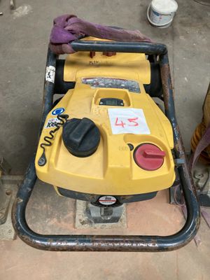 une petite machine jaune posée par terre