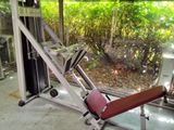 une machine posée par terre dans la pièce