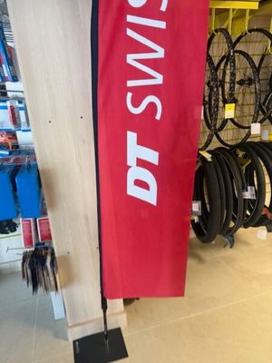 une banderole rouge portant l'inscription « Swiss » dans un magasin