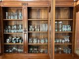 de nombreux verres sur les étagères du placard