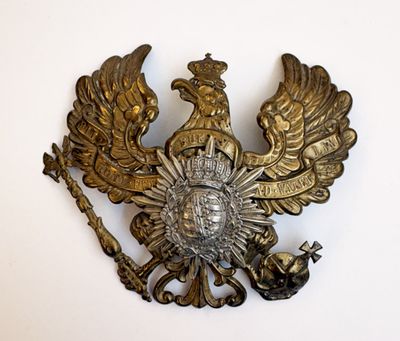 un grand aigle en métal coiffé d'une couronne