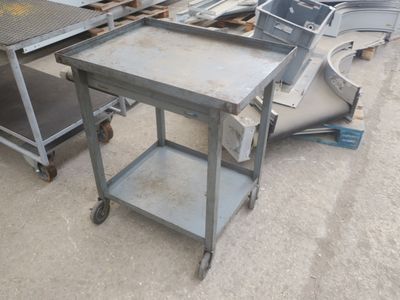 une table en métal sur laquelle est posé un plateau en métal
