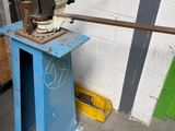 une machine posée sur une table dans une pièce