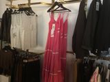 beaucoup de vêtements suspendus à une étagère dans un magasin