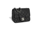 un sac Chanel noir sur fond blanc