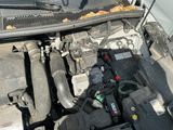 un moteur de voiture, le capot ouvert et le capot fermé