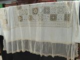 une photo d'une nappe blanche suspendue à un portant à linge