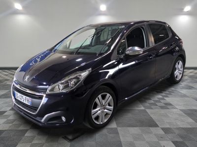 la petite voiture bleue est garée dans une pièce au sol à carreaux