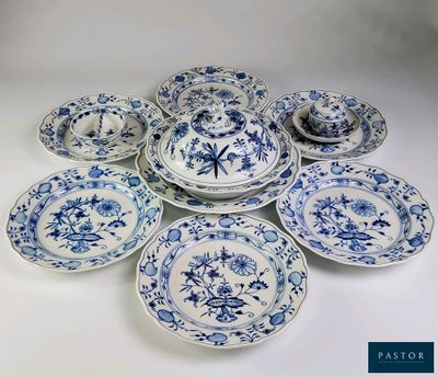 un ensemble d'assiettes bleues et blanches ornées de fleurs