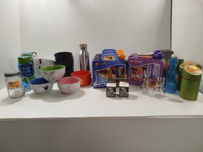 Il y a beaucoup d'objets différents sur le comptoir dans cette pièce