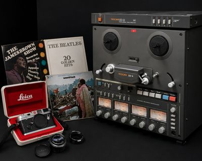 un appareil photo, un tourne-disque et un étui à disques posés sur une table