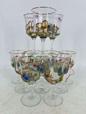 six verres à vin sont empilés les uns sur les autres sur une table