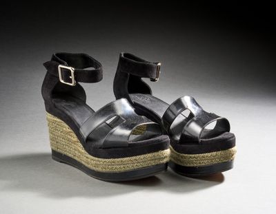 sandales noires à talons compensés avec une boucle métallique à la cheville