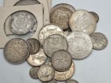 une pile de pièces d'argent sur une table