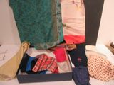 une boîte contenant de nombreux types de vêtements différents