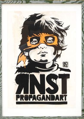une photo d'une photo représentant une personne portant un masque