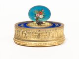 une boîte dorée et bleue contenant des fleurs