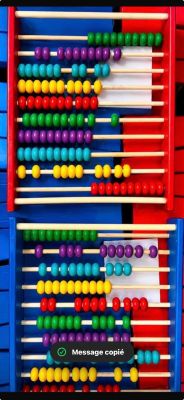 une image représentant un abaque coloré sur lequel sont disposées de nombreuses boules de différentes couleurs