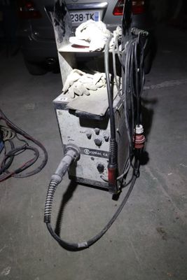 une machine posée sur le sol dans le garage