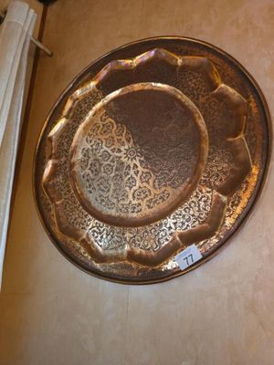 une assiette posée par terre à côté d'un porte-serviettes