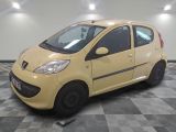 la photo d'une petite voiture jaune garée dans un garage