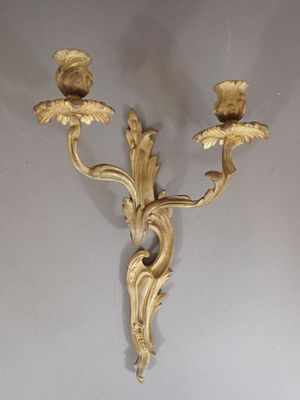 paire d'appliques murales anciennes en laiton avec fleurs et feuilles