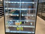 une vitrine réfrigérée dans un magasin d'alimentation