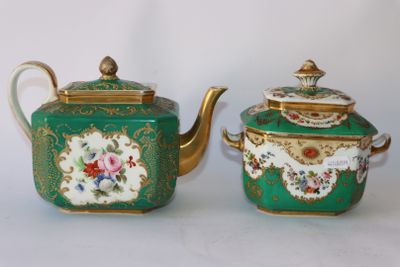 une paire de théières vertes et dorées ornées de motifs floraux