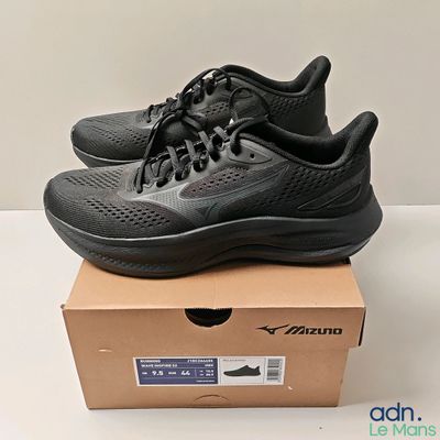 La boîte à chaussures est ouverte, laissant apparaître une paire de chaussures noires.