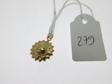 un gros plan d'un collier auquel est accrochée une étiquette de prix